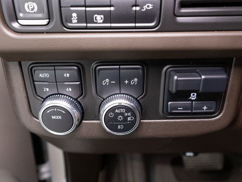 Used 2022 GMC Yukon SLT w/ SLT Premium Package AWD/4WD image 31