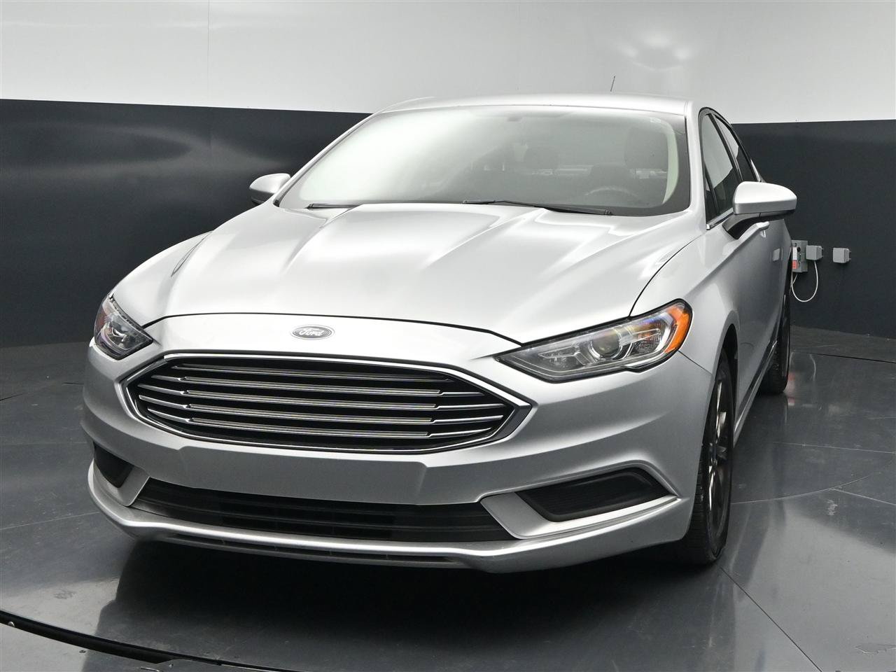 Used 2017 Ford Fusion SE w/ Fusion SE Technology Package FWD image 2
