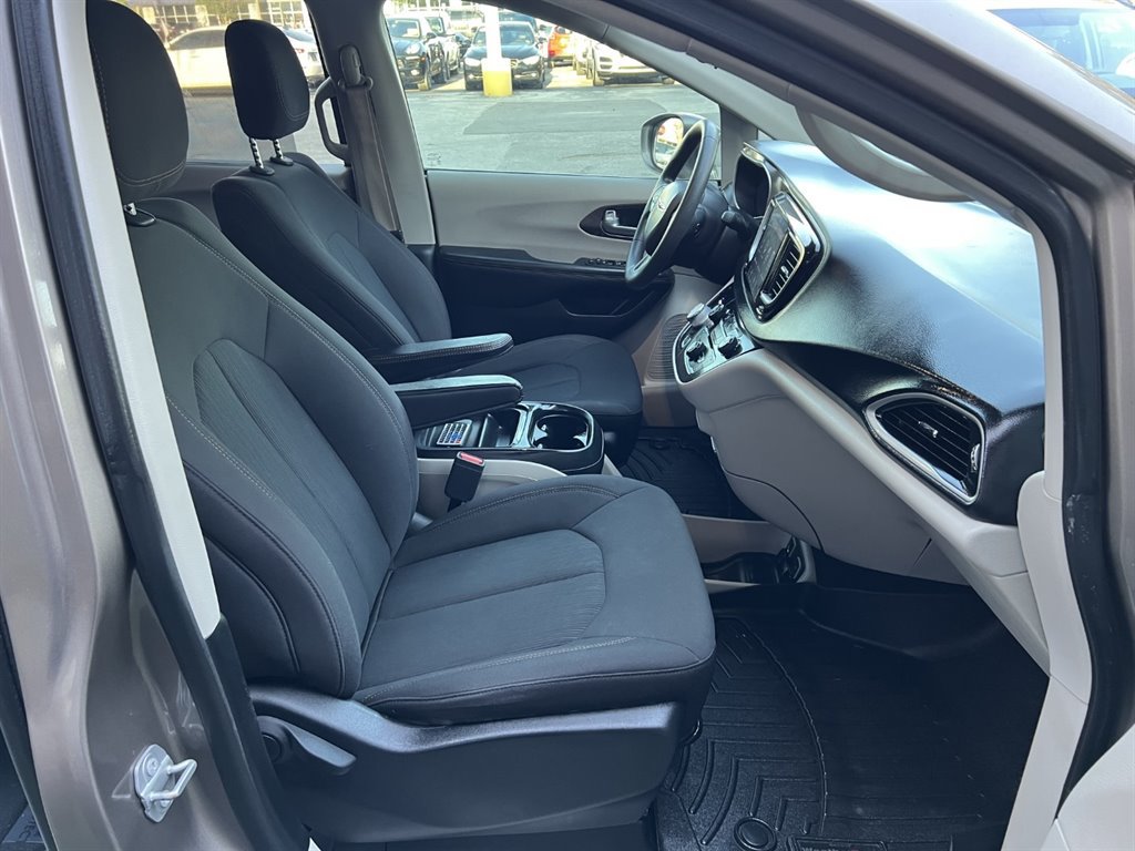 Used 2018 Chrysler Pacifica Touring Plus w/ Tire & Wheel Group FWD image 18