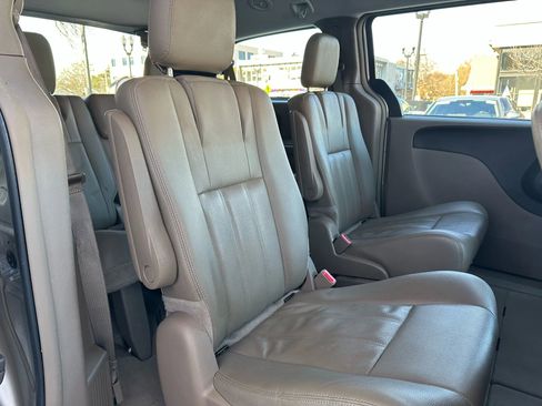Used 2016 Chrysler Town & Country Touring image 14