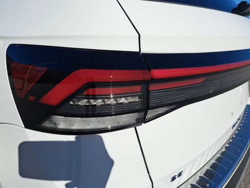 New 2026 Volkswagen Taos SE image 13