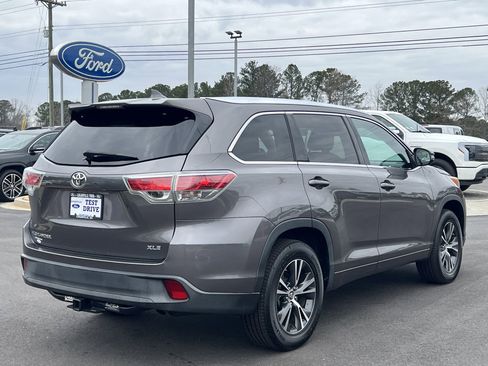 Used 2016 Toyota Highlander XLE image 3