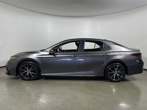 Certified 2022 Toyota Camry SE image 6