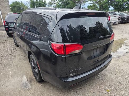 Used 2020 Chrysler Pacifica Touring-L Plus w/ S Appearance Package FWD image 7