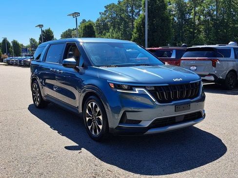 Used 2024 Kia Carnival EX FWD image 3