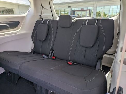 Used 2022 Chrysler Voyager LX FWD image 14