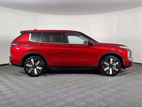 Used 2025 Mitsubishi Outlander SE image 27