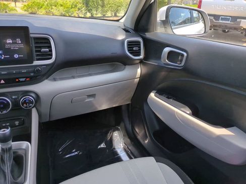 Used 2025 Hyundai Venue SEL image 16