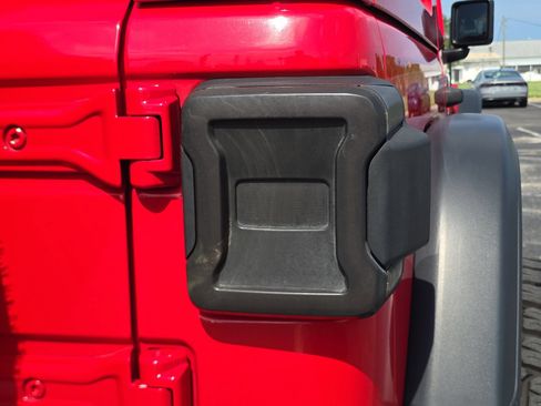 Used 2018 Jeep Wrangler Unlimited Rubicon AWD/4WD image 8