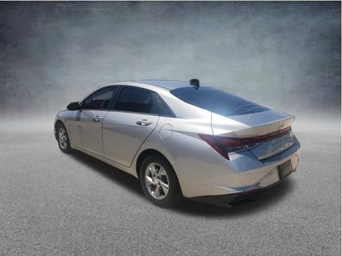 Used 2022 Hyundai Elantra SE FWD image 6