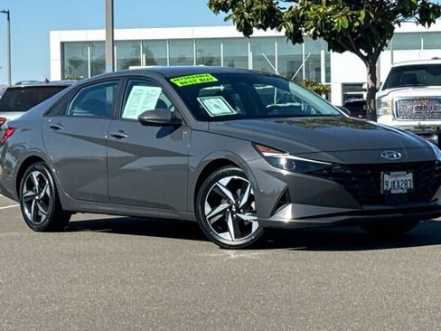 Used 2023 Hyundai Elantra SEL w/ Convenience Package FWD image 2