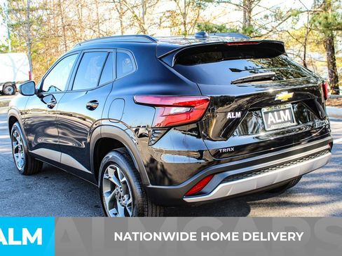 Used 2025 Chevrolet Trax LT w/ LT Convenience Package image 5