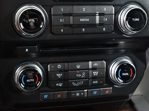 Used 2016 Ford F150 Platinum w/ Equipment Group 701A Luxury AWD/4WD image 27