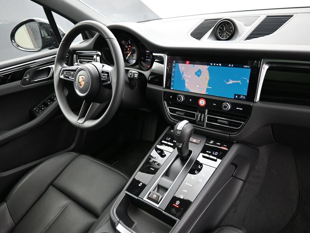 Certified 2025 Porsche Macan AWD/4WD image 28