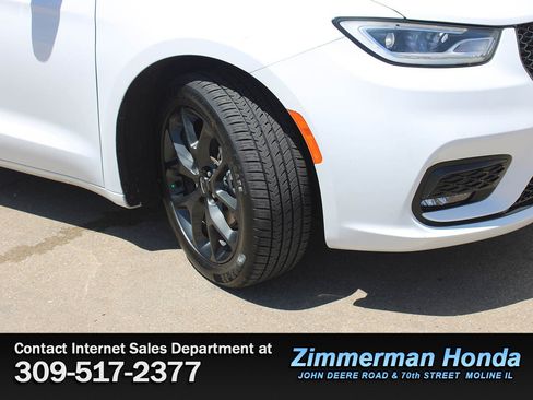 Used 2025 Chrysler Pacifica Limited FWD image 22