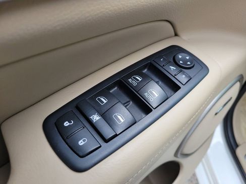 Used 2017 Jeep Grand Cherokee Overland image 16