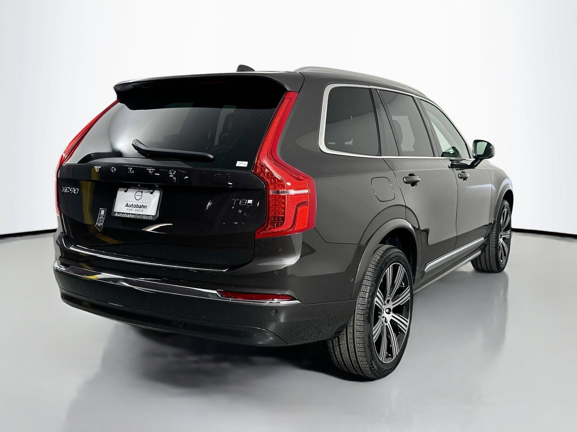 Certified 2025 Volvo XC90 T8 Plus w/ Protection Package Premier AWD/4WD image 5