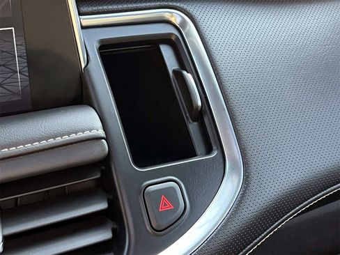 Used 2023 GMC Yukon XL SLT image 40