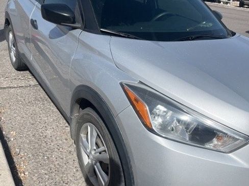 Used 2020 Nissan Kicks S image 3