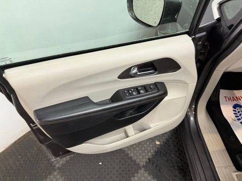 Used 2020 Chrysler Pacifica Touring w/ Cold Weather Group image 17