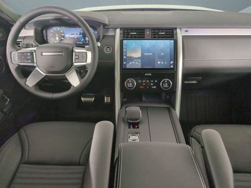 Used 2025 Land Rover Discovery Dynamic SE image 12