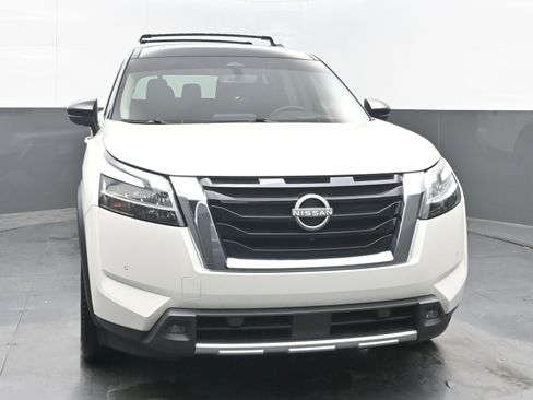 Used 2024 Nissan Pathfinder Platinum image 3