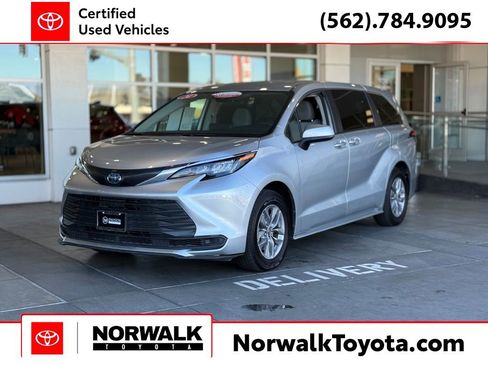 Used 2024 Toyota Sienna LE image 1