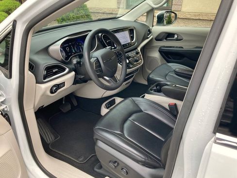 Used 2023 Chrysler Pacifica Touring-L FWD image 6