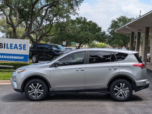 Used 2018 Toyota RAV4 LE image 8