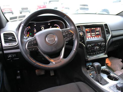 Used 2019 Jeep Grand Cherokee Laredo image 4