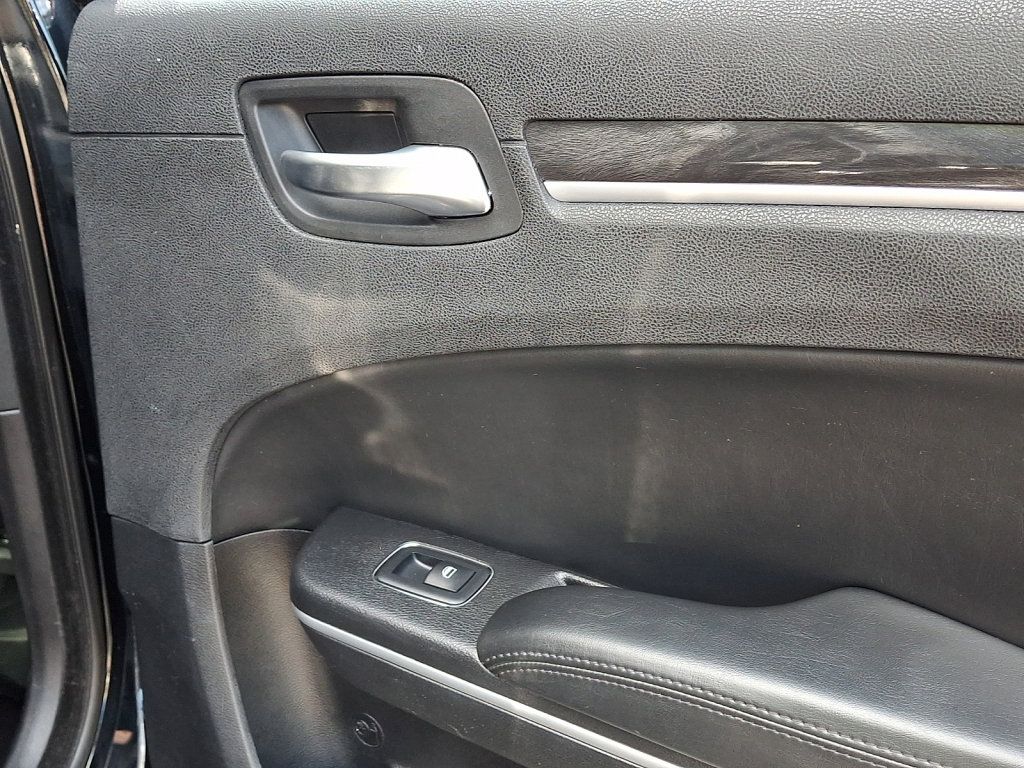 Used 2019 Chrysler 300 Touring AWD/4WD image 12