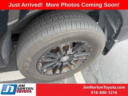 Used 2018 Nissan Titan SV w/ SV Convenience Package AWD/4WD image 9