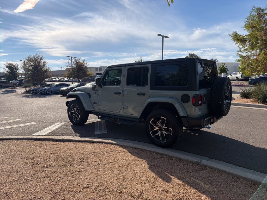 Used 2024 Jeep Wrangler Unlimited w/ Convenience Group AWD/4WD image 6