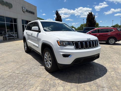 Used 2021 Jeep Grand Cherokee Laredo AWD/4WD image 2