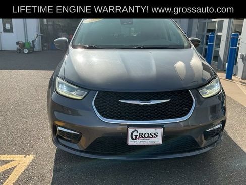 Used 2023 Chrysler Pacifica Touring-L FWD image 3