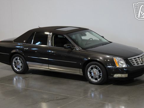 Used 2008 Cadillac DTS Performance w/ Platinum Edition image 7