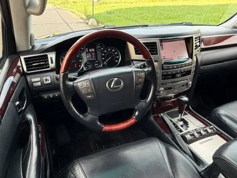 Used 2013 Lexus LX 570 4WD w/ Luxury Pkg image 16