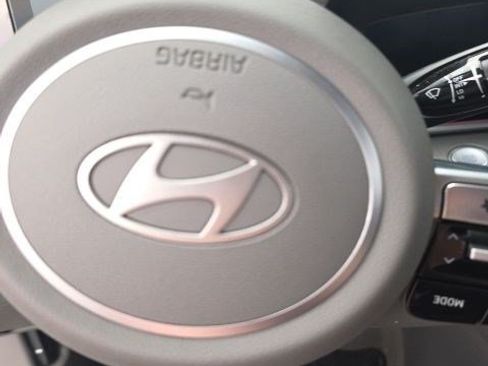 Used 2025 Hyundai Elantra SEL w/ Cargo Package FWD image 13