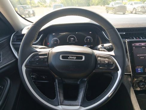 Used 2023 Jeep Grand Cherokee Limited w/ Black Appearance Package AWD/4WD image 17