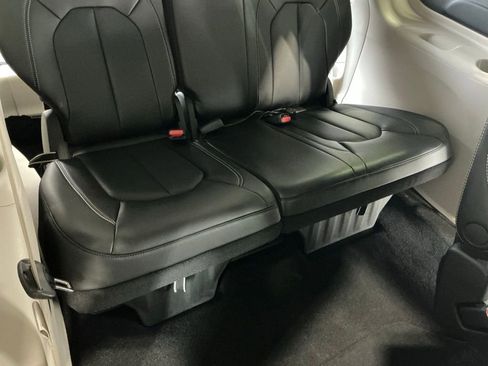Used 2024 Chrysler Pacifica Touring-L image 14