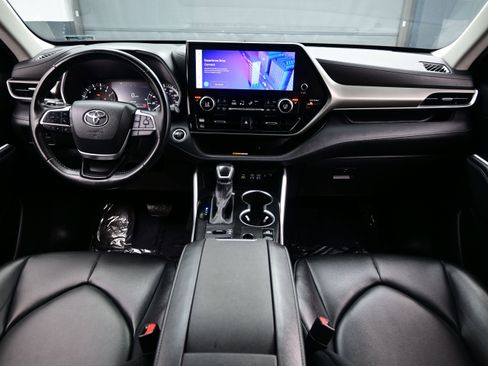 Used 2024 Toyota Highlander XLE AWD/4WD image 18