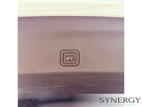Used 2024 GMC Yukon SLT AWD/4WD image 18