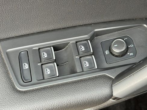 Used 2019 Volkswagen Tiguan SE w/ Panoramic Sunroof Package image 14