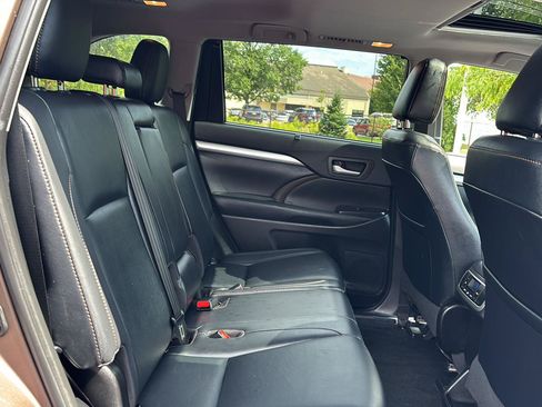 Used 2019 Toyota Highlander XLE AWD/4WD image 14