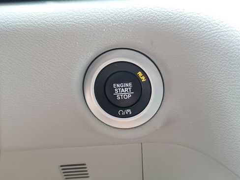 Used 2023 Chrysler Pacifica Touring-L FWD image 29