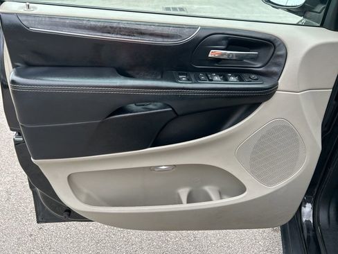 Used 2014 Chrysler Town & Country Touring image 17