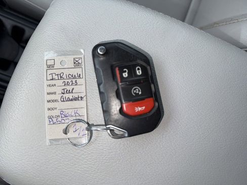 Used 2023 Jeep Gladiator Overland AWD/4WD image 16