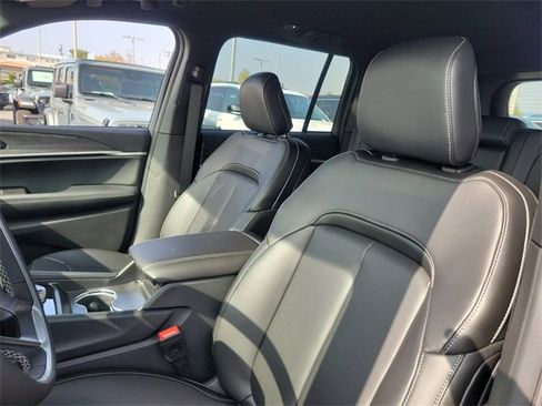 New 2025 Jeep Grand Cherokee Limited image 16