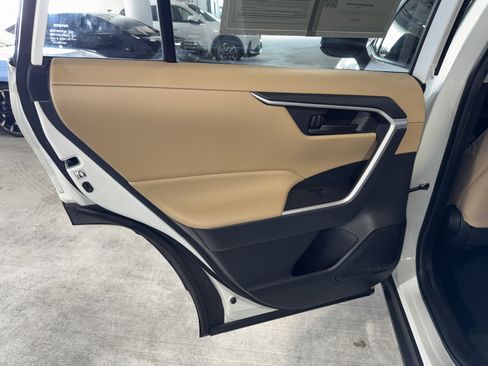 Used 2019 Toyota RAV4 LE FWD image 17