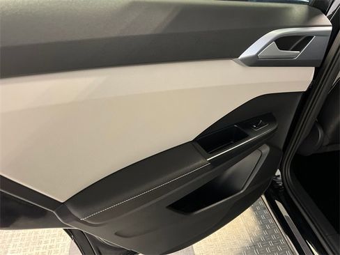 Certified 2025 Volkswagen Taos SE image 17